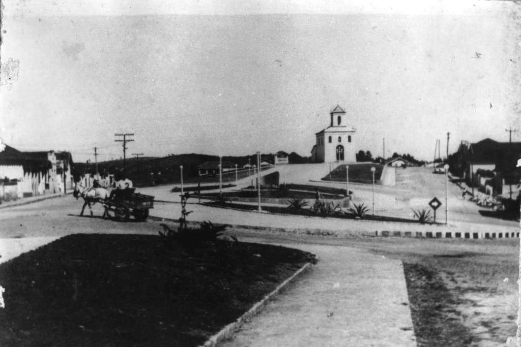 Capela antiga de São Sebastião. Funcionou antes da atual matriz, que foi inaugurada em 31 de maio de 1976.