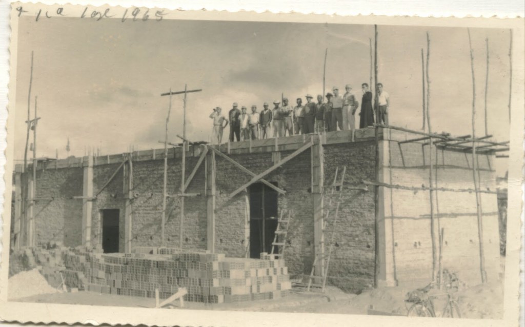 Obras da Igreja Matriz de São Sebastião, localizada em Barbacena, MG. A pedra fundamental foi lançada em 20/01/1963 e a construção iniciou em 15/05/1963. Foto da sacristia com os operários na lage.