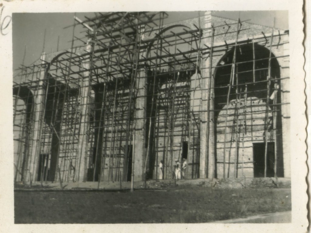 Obras da Igreja Matriz de São Sebastião, localizada em Barbacena, MG. A pedra fundamental foi lançada em 20/01/1963 e a construção iniciou em 15/05/1963. Foto da fachada 