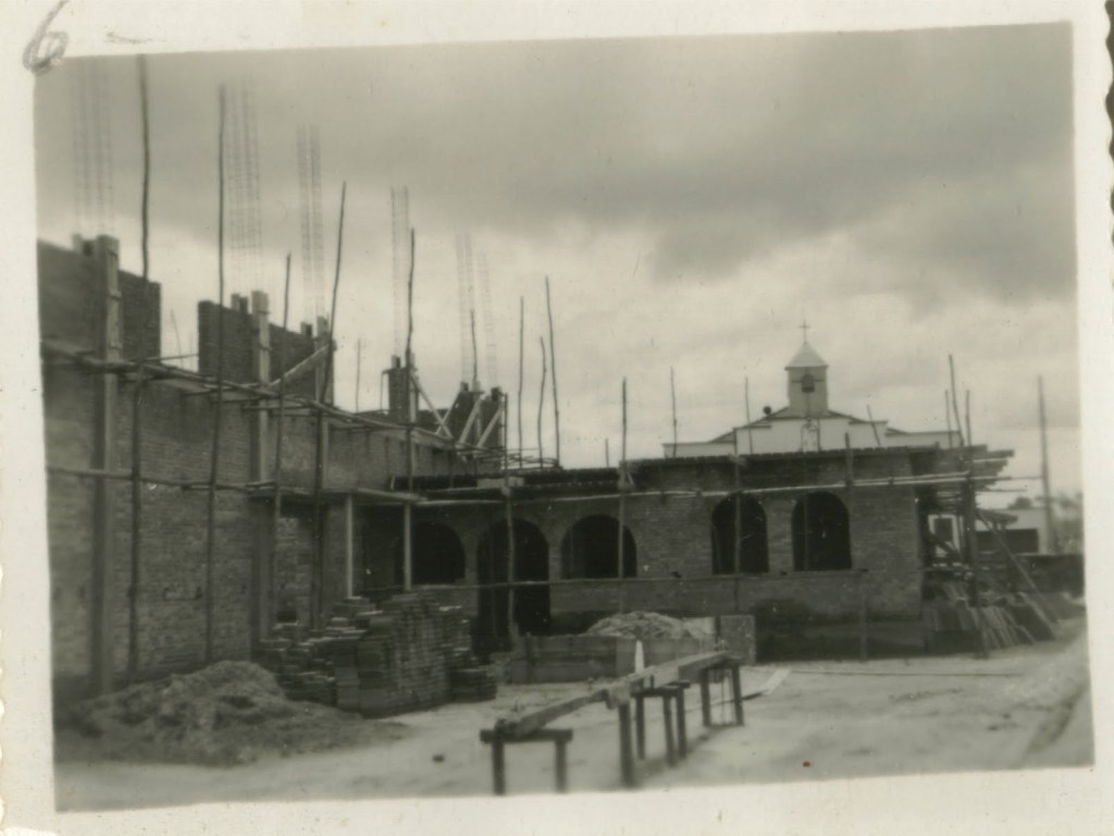 Obras da Igreja Matriz de São Sebastião, localizada em Barbacena, MG. A pedra fundamental foi lançada em 20/01/1963 e a construção iniciou em 15/05/1963. Foto da área externa