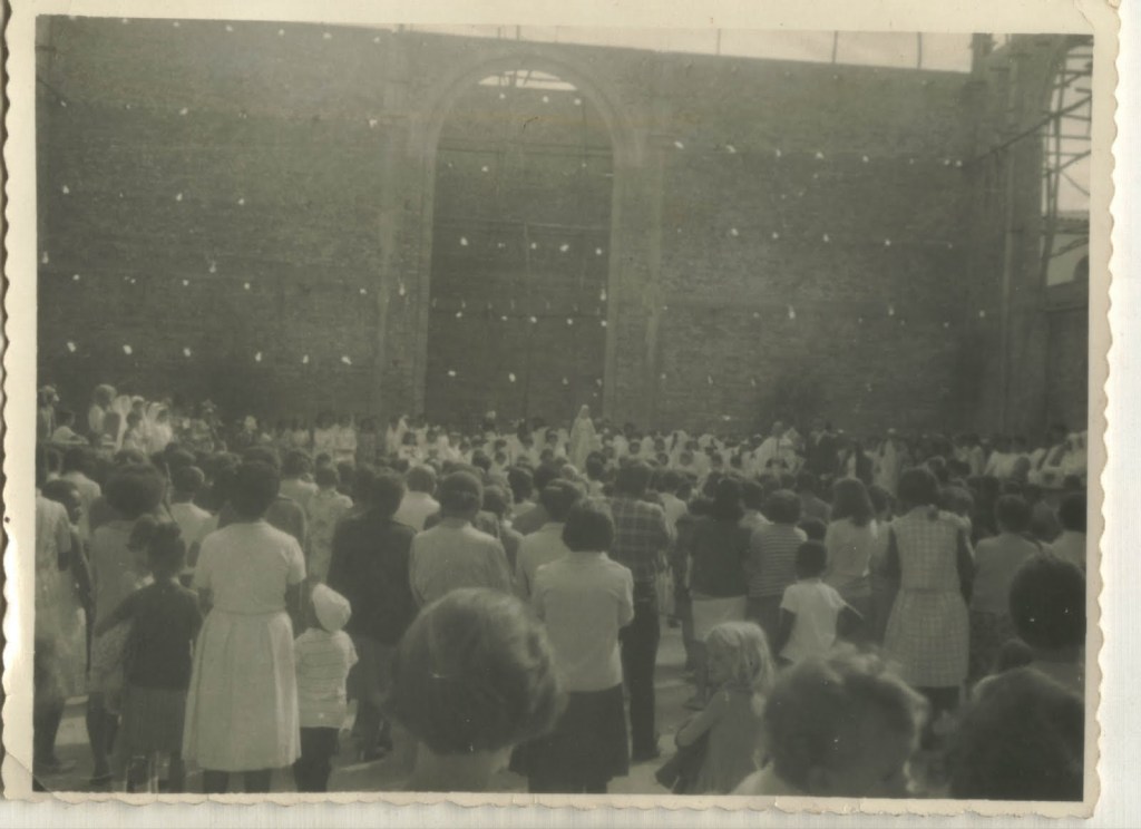 Obras da Igreja Matriz de São Sebastião, localizada em Barbacena, MG. A pedra fundamental foi lançada em 20/01/1963 e a construção iniciou em 15/05/1963. Foto da parede do altar