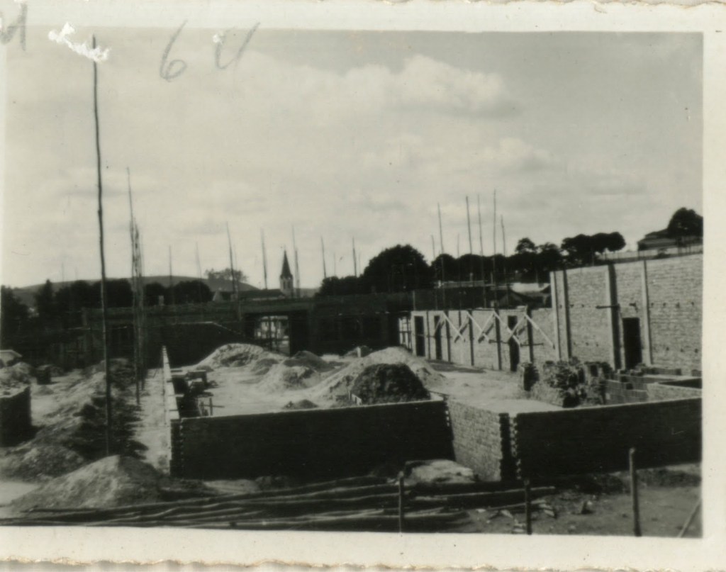 Obras da Igreja Matriz de São Sebastião, localizada em Barbacena, MG. A pedra fundamental foi lançada em 20/01/1963 e a construção iniciou em 15/05/1963. Foto da nave central, vista dos fundos da igreja.