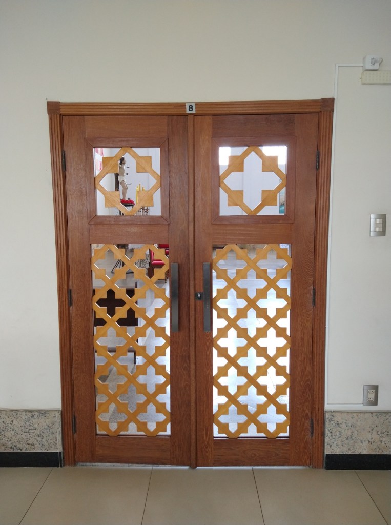 Porta que liga a Capela do Santíssimo e o altar principal da Igreja Matriz de São Sebastião, localizada em Barbacena, MG.