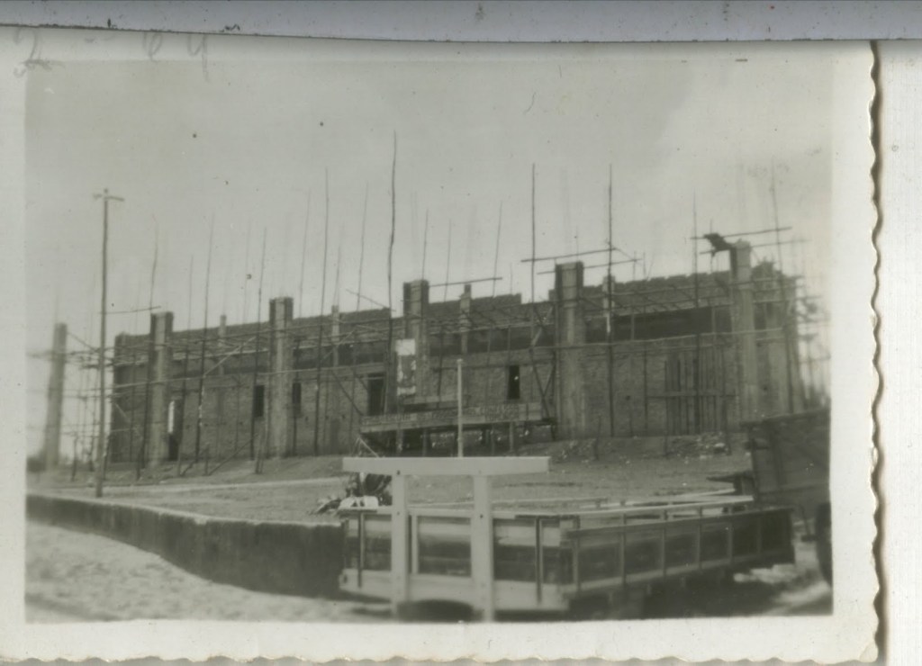 Obras da Igreja Matriz de São Sebastião, localizada em Barbacena, MG. A pedra fundamental foi lançada em 20/01/1963 e a construção iniciou em 15/05/1963. Foto da fachada no início da construção.