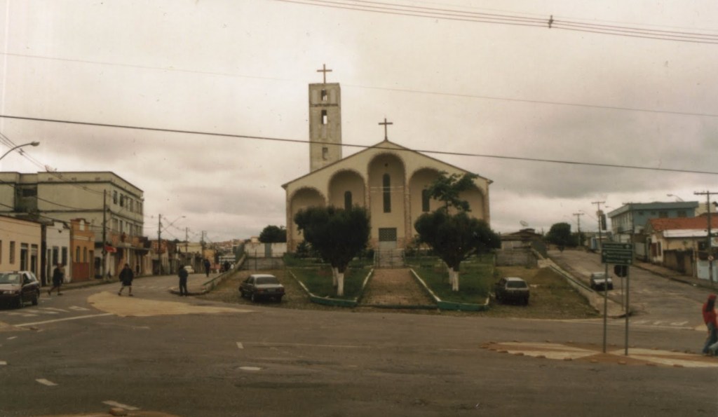 Fachada principal da Igreja de São Sebastião, em Barbacena, MG, inaugurada em 31 de maio de 1976. 