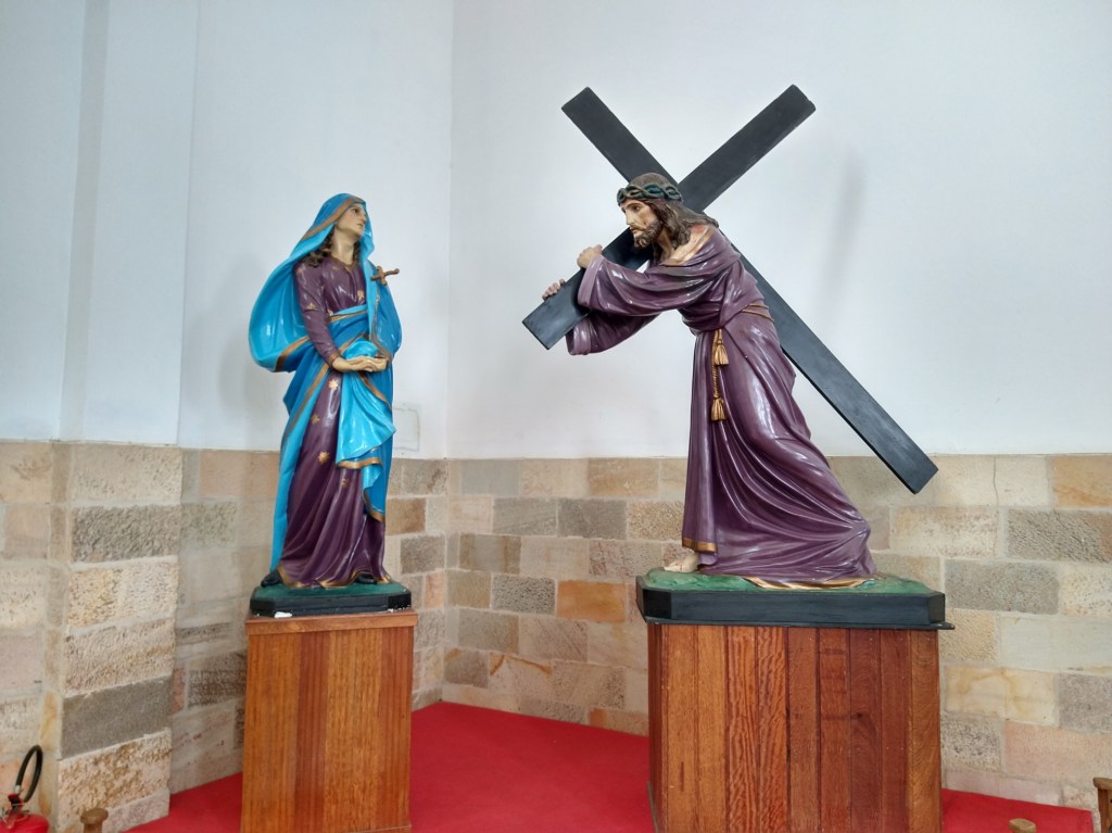Nossa Senhora das Dores e Nosso Senhor dos Passos, imagens que lembram a Paixão de Cristo, a devoção faz memória ao trajeto percorrido por Jesus do Pretório ao Calvário, conhecido como Via Dolorosa.