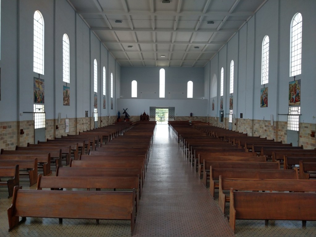 Nave central com vista para a porta principal e coro, da Igreja Matriz de São Sebastião, localizada em Barbacena, MG.