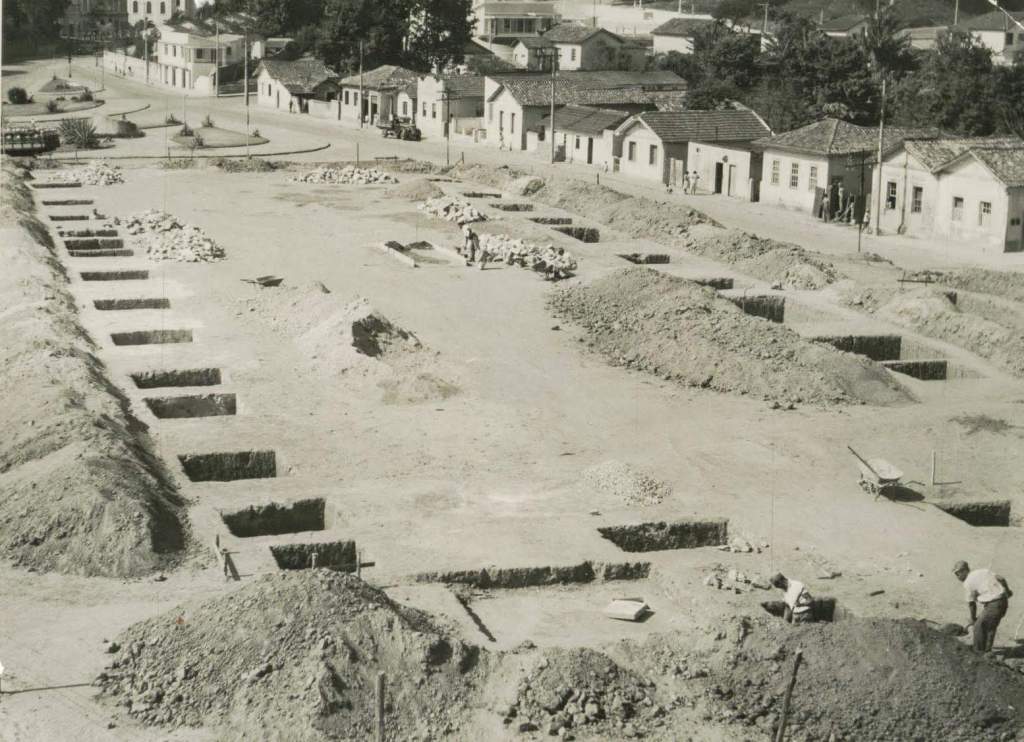 Obras do alicerce da Igreja Matriz de São Sebastião, localizada em Barbacena, MG. A pedra fundamental foi lançada em 20/01/1963 e a construção iniciou em 15/05/1963.