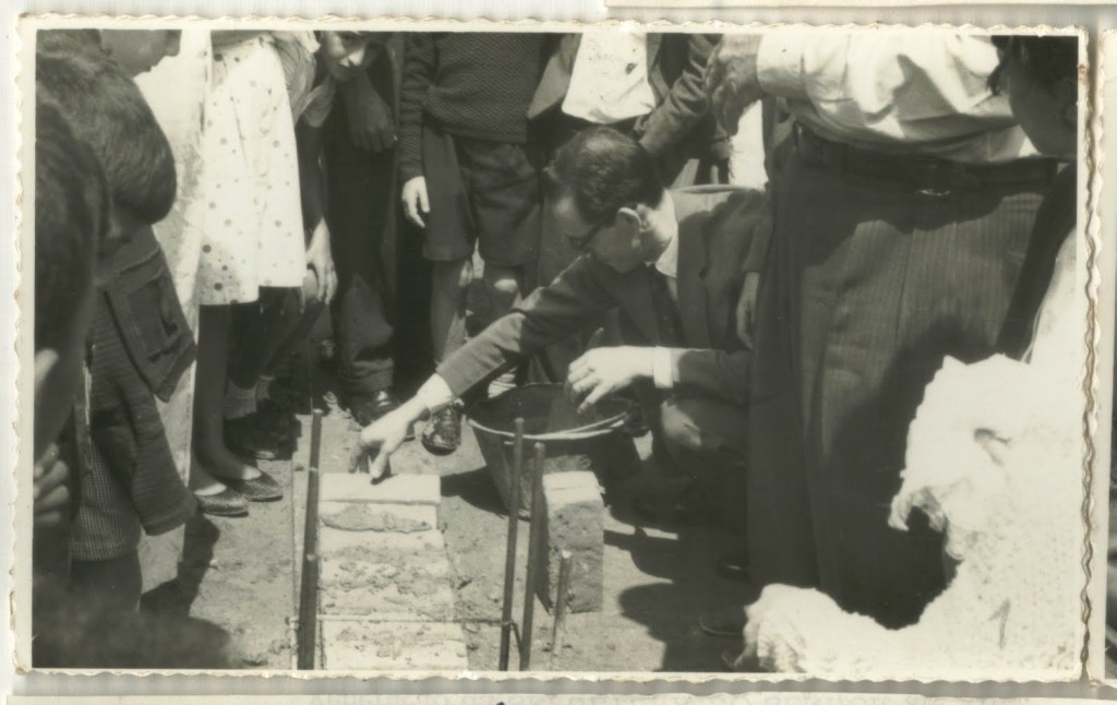 A pedra fundamental da construção da nova igreja foi lançada em 20 de janeiro de 1963. É foto do acontecimento com detalhes.