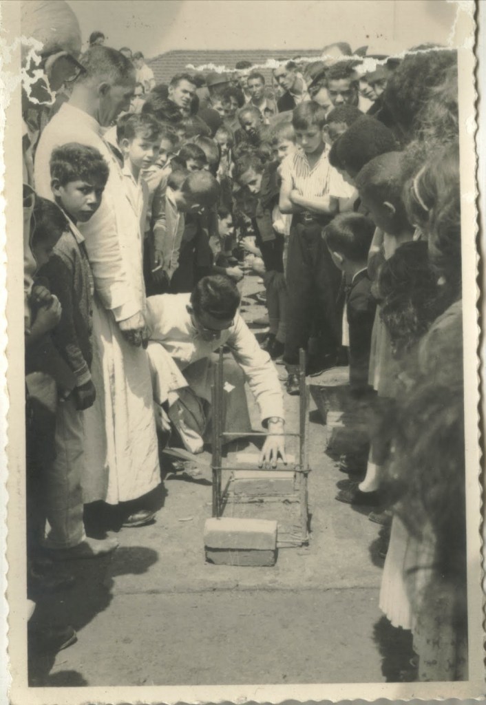 A pedra fundamental da construção da nova igreja foi lançada em 20 de janeiro de 1963. É foto do acontecimento.
