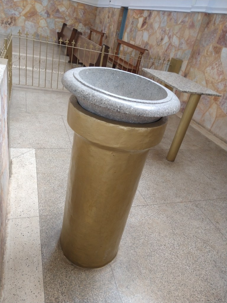 Pia Batismal da Igreja Matriz de São Sebastião, localizada em Barbacena, MG, e área do sacramento.