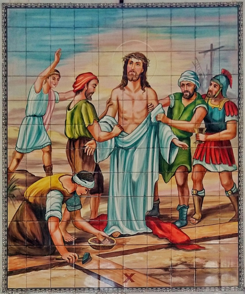 Décima Estação da Via Sacra da Igreja São Sebastião, localizada em Barbacena, MG, feita pelo Atelier Sarasá, em 1984, pintada em  azulejo. Na imagem contemplamos Jesus sendo despojado de suas vestes.