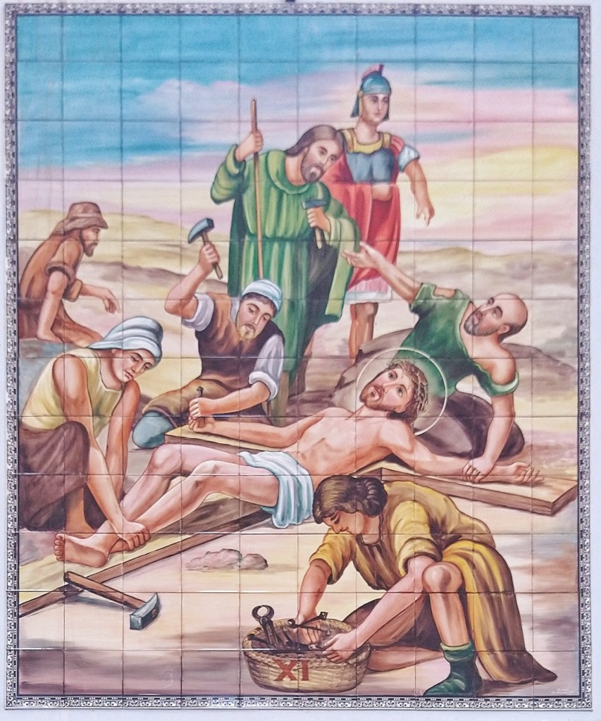 Décima primeira Estação da Via Sacra da Igreja São Sebastião, localizada em Barbacena, MG, feita pelo Atelier Sarasá, em 1984, pintada em  azulejo. Na imagem contemplamos Jesus sendo pregado na cruz.