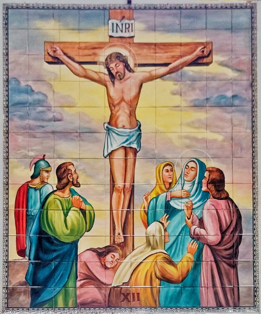 Décima segunda Estação da Via Sacra da Igreja São Sebastião, localizada em Barbacena, MG, feita pelo Atelier Sarasá, em 1984, pintada em  azulejo. Na imagem contemplamos a morte de Jesus na cruz.