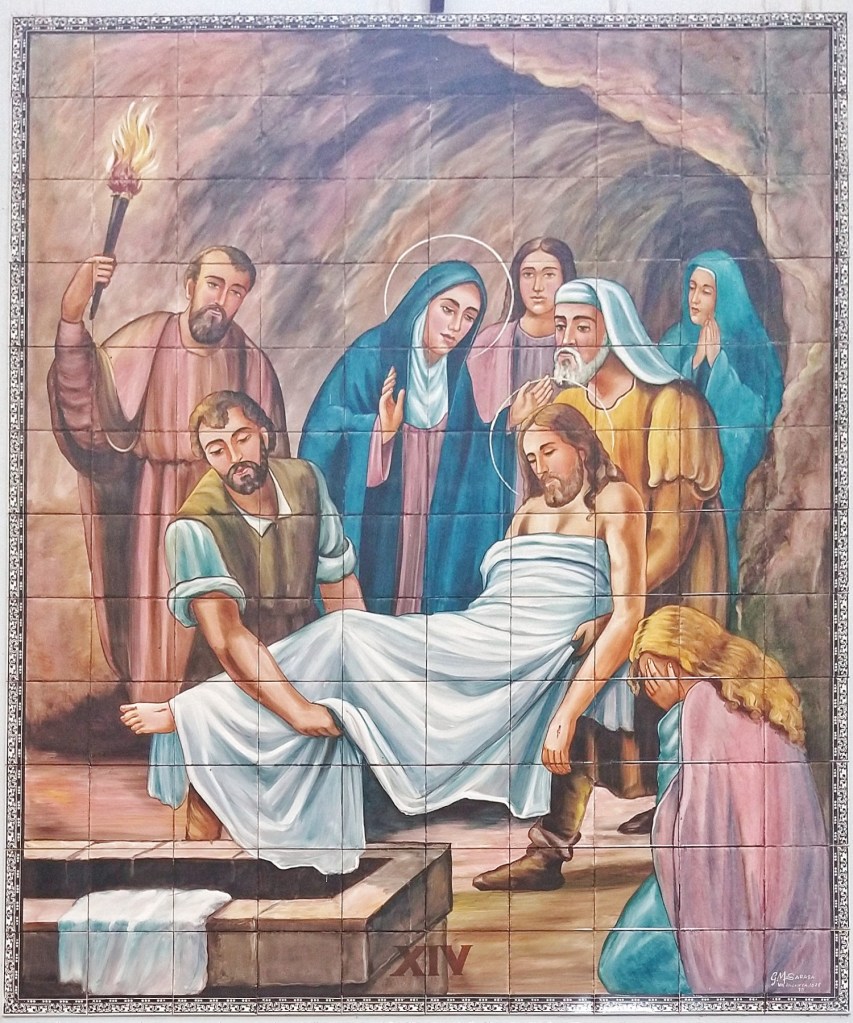 Décima quarta Estação da Via Sacra da Igreja São Sebastião, localizada em Barbacena, MG, feita pelo Atelier Sarasá, em 1984, pintada em  azulejo. Na imagem contemplamos o sepultamento de Jesus.