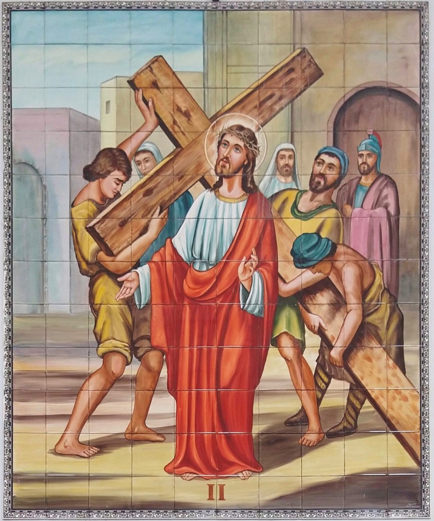 Segunda Estação da Via Sacra da Igreja São Sebastião, localizada em Barbacena, MG, feita pelo Atelier Sarasá, em 1984, pintada em  azulejo. Na imagem contemplamos Jesus recebendo a cruz.