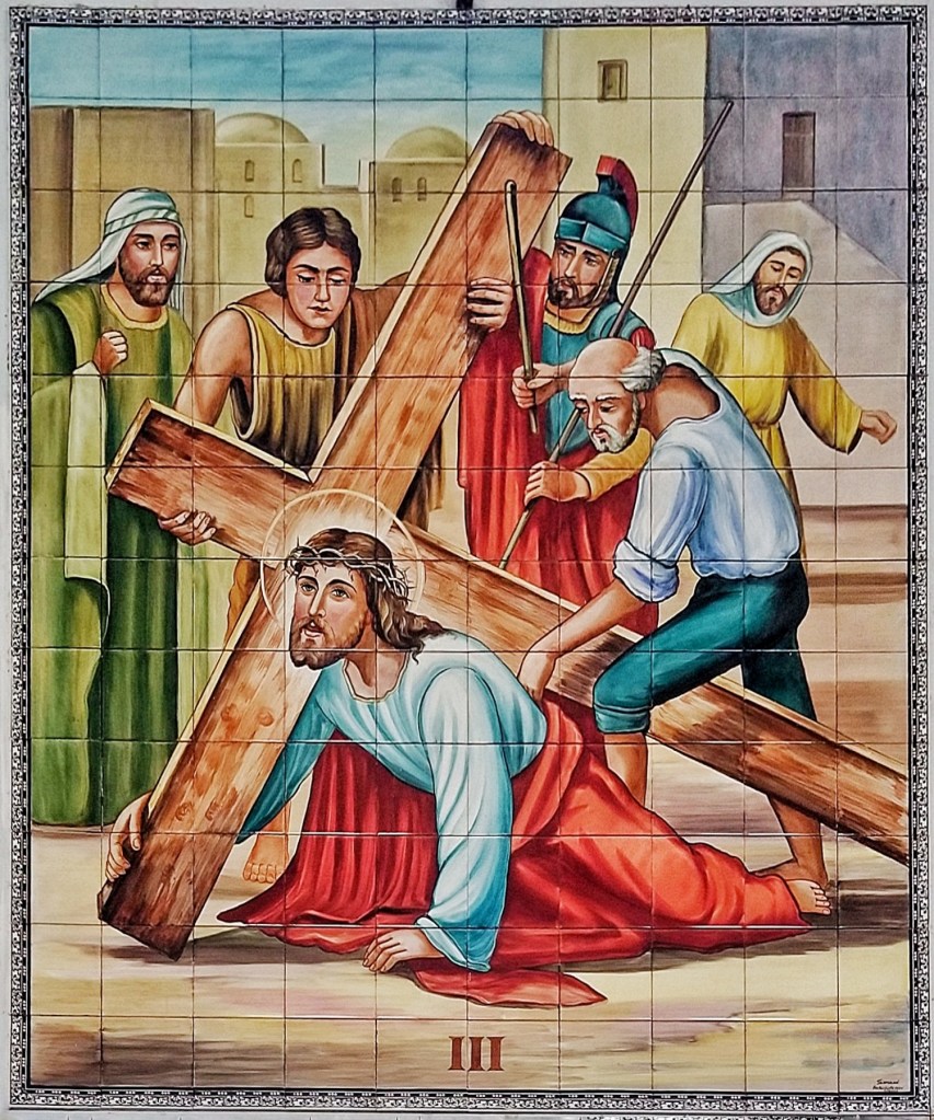 Terceira Estação da Via Sacra da Igreja São Sebastião, localizada em Barbacena, MG, feita pelo Atelier Sarasá, em 1984, pintada em  azulejo. Na imagem contemplamos a primeira queda de Jesus.