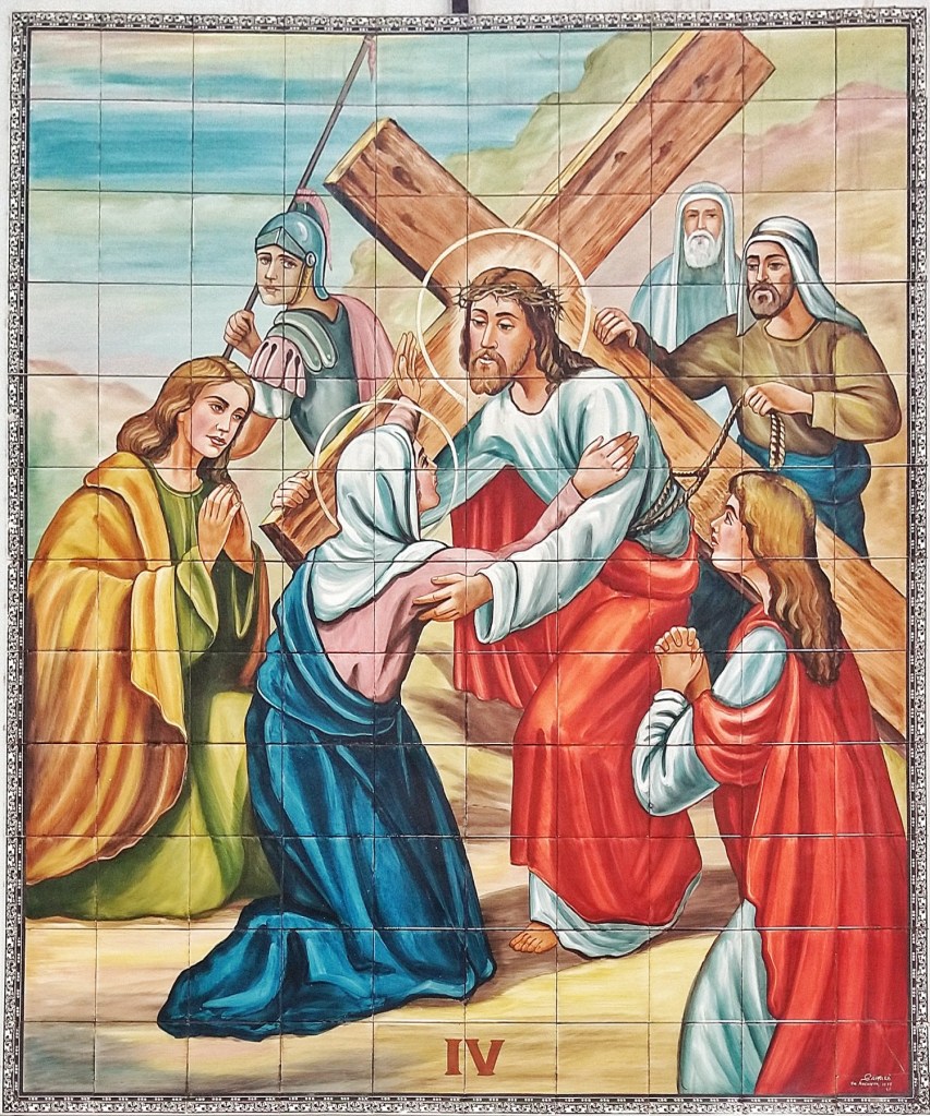 Quarta Estação da Via Sacra da Igreja São Sebastião, localizada em Barbacena, MG, feita pelo Atelier Sarasá, em 1984, pintada em  azulejo. Na imagem contemplamos Jesus encontrando sua mãe.