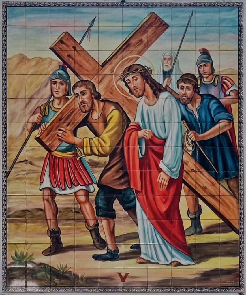 Quinta Estação da Via Sacra da Igreja São Sebastião, localizada em Barbacena, MG, feita pelo Atelier Sarasá, em 1984, pintada em  azulejo. Na imagem contemplamos Simão Cirineu ajudando Jesus.