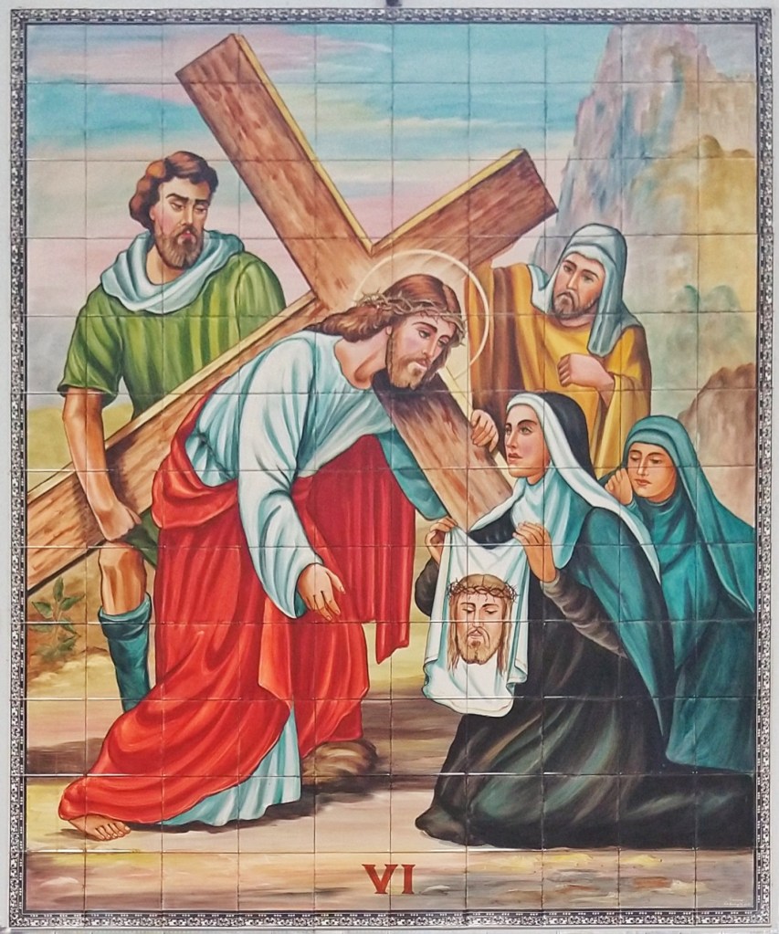 Sexta Estação da Via Sacra da Igreja São Sebastião, localizada em Barbacena, MG, feita pelo Atelier Sarasá, em 1984, pintada em  azulejo. Na imagem contemplamos Verônica enxugando a face de Jesus.
