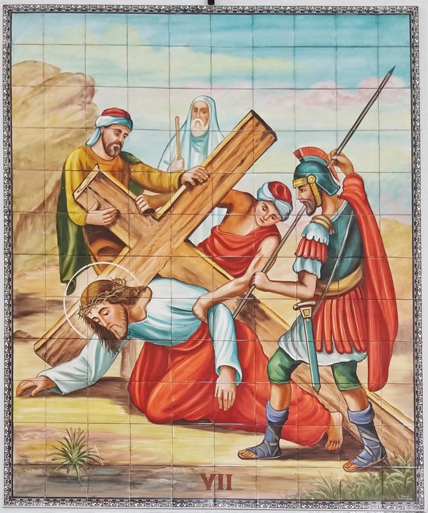 Sétima Estação da Via Sacra da Igreja São Sebastião, localizada em Barbacena, MG, feita pelo Atelier Sarasá, em 1984, pintada em  azulejo. Na imagem contemplamos a segunda queda de Jesus.