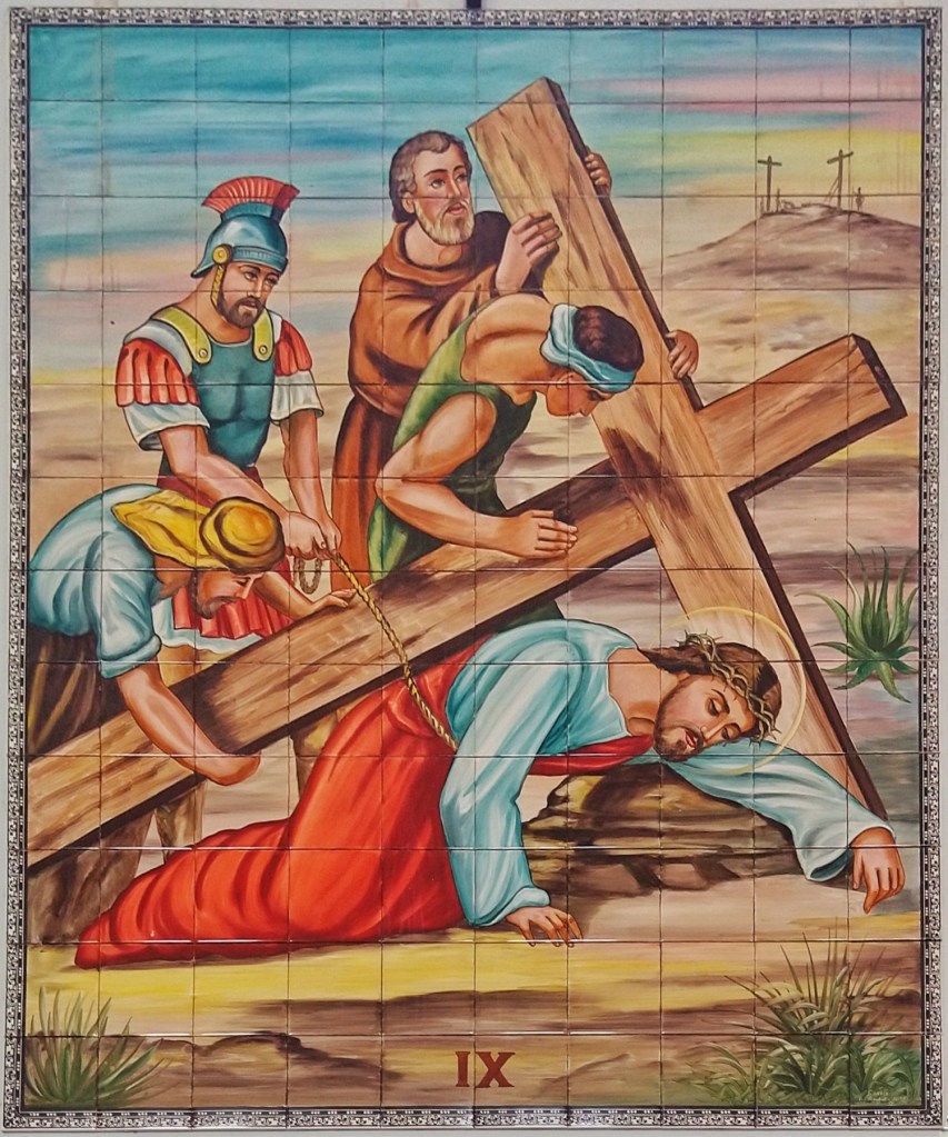 Nona Estação da Via Sacra da Igreja São Sebastião, localizada em Barbacena, MG, feita pelo Atelier Sarasá, em 1984, pintada em  azulejo. Na imagem contemplamos a terceira queda de Jesus.